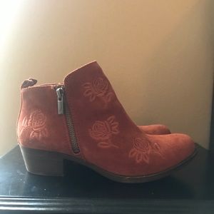 Adorable embroidered Lucky Brand Booties 7.5